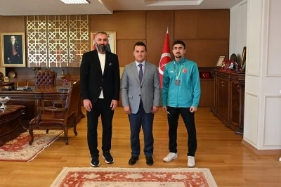 Rekt&ouml;r Topal, d&uuml;nya ikincisi olan sporcuyu tebrik etti
