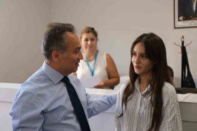 Rektör Yılmaz, öğrencilerin kayıt heyecanını paylaştı
