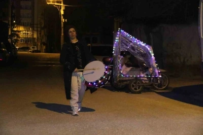 Rengarenk davulunu &ccedil;alarak torununa &lsquo;ışık&rsquo; olmak istiyor
