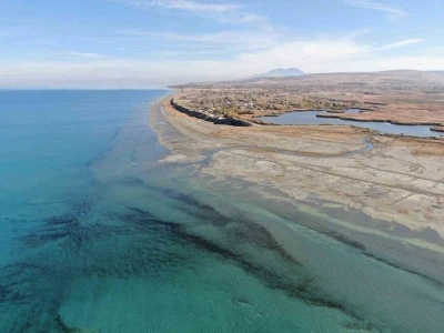 Renkli yazlardan sessiz çöl manzarasına: Van Gölü’nün 8 yıllık değişimi
