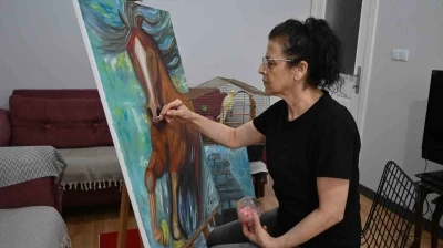 Ressamı depremde elinde tuttuğu fır&ccedil;a hayata bağladı
