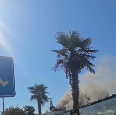 Restoranın çatısından yükselen dumanlar paniğe neden oldu
