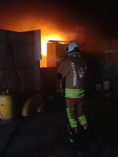 Reyhanlı&rsquo;da iş yeri alevlere teslim oldu

