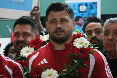 Rıza Kayaalp ve G&uuml;reş Milli Takımı yurda d&ouml;nd&uuml;
