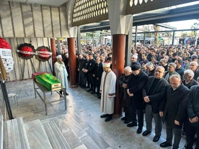 Rize&rsquo;de 10. kattan d&uuml;şerek hayatını kaybeden akademisyen son yolculuğuna uğurlandı
