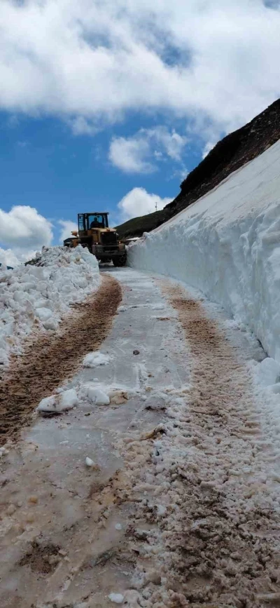 Rize&rsquo;de Haziran ayında kar ve &ccedil;ığ temizleme &ccedil;alışması
