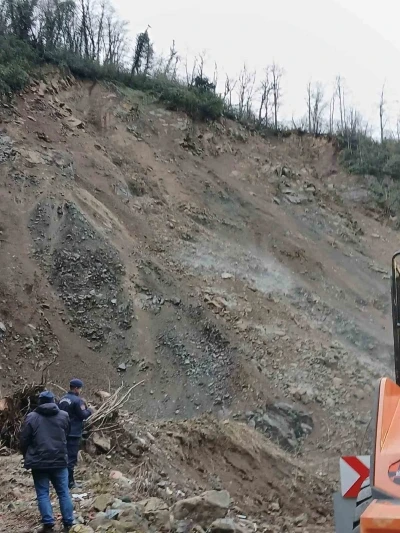 Rize&rsquo;de heyelan k&ouml;y yolunu ulaşıma kapattı

