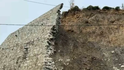 Rize&rsquo;de istinat duvarı &ccedil;&ouml;kt&uuml;
