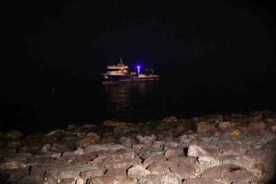 Rize&rsquo;de kafes balık&ccedil;ılığında kullanılan balık&ccedil;ı motoru karaya oturdu
