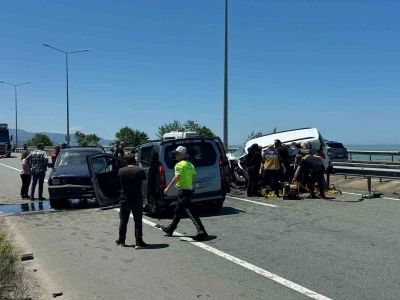 Rize&rsquo;de ters y&ouml;ne giren yaşlı s&uuml;r&uuml;c&uuml; kazaya neden oldu: 2 &ouml;l&uuml;, 3 yaralı
