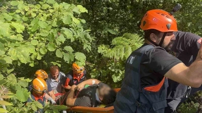 Rize&rsquo;de u&ccedil;uruma yuvarlanan iş makinesinin operat&ouml;r&uuml; yaralandı
