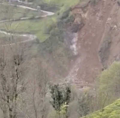 Rize&rsquo;de yama&ccedil;tan d&uuml;şen kaya saniye saniye kameraya yansıdı
