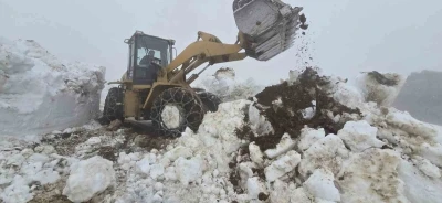 Rize&rsquo;de yayla yollarında Haziran ayında kar temizliği
