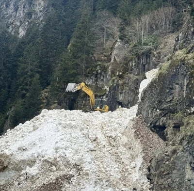 Rize&rsquo;de yayla yollarında kar temizleme &ccedil;alışmaları s&uuml;r&uuml;yor
