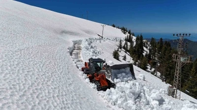 Rize&rsquo;de yayla yollarında kar temizleme &ccedil;alışması s&uuml;r&uuml;yor
