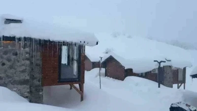 Rize&rsquo;de y&uuml;ksek tepeler beyaza b&uuml;r&uuml;nd&uuml;
