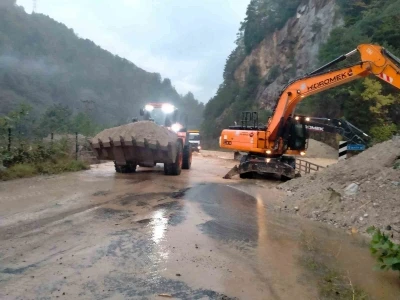 Rize-Erzurum karayolu İkizdere santral mevkiinde dere taşkını nedeniyle ulaşıma kapandı
