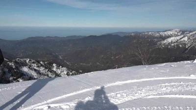 Rize&rsquo;nin denizi g&ouml;ren zirvesinde kar keyfi
