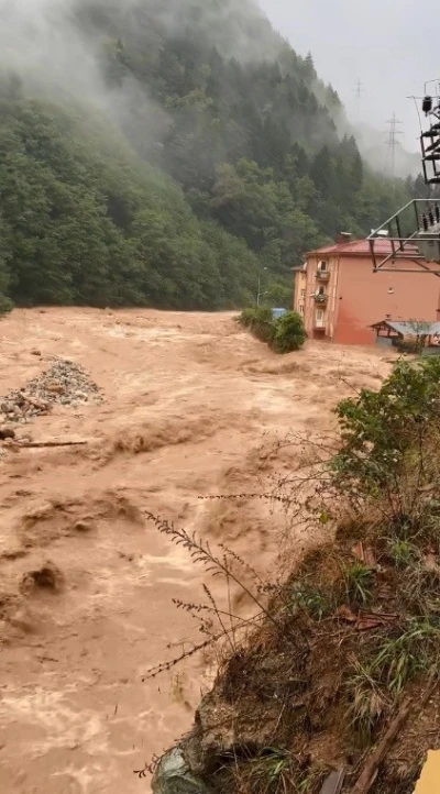Rize’nin İkizdere ilçesinde şiddetli yağış
