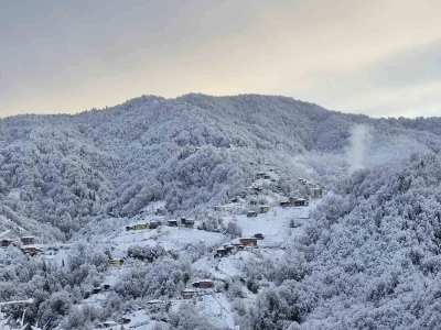 Rize&rsquo;nin y&uuml;ksek kesimlerinde kar kalınlığı 1 metreyi aştı
