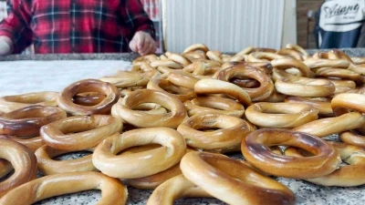 Rizelilerin vazge&ccedil;ilmezi &rsquo;susamsız simit&rsquo; Cumhurbaşkanı Erdoğan&rsquo;la g&uuml;ndeme geldi
