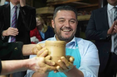 Rodop Belediye Başkanı Pavel Mihaylov, hayatında ilk defa çömlek tezgahına geçerek bardak yaptı
