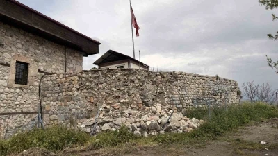 Roma İmparatoru Sezar&rsquo;ın "Geldim, g&ouml;rd&uuml;m, yendim" dediği kale surlarında &ccedil;&ouml;kme yaşandı
