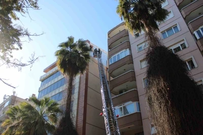 R&uuml;zgar binanın cephesini s&ouml;kt&uuml;, facia kıl payı atlatıldı
