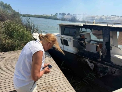 R&uuml;zgarın b&uuml;y&uuml;tt&uuml;ğ&uuml; yangın villanın bah&ccedil;esine sı&ccedil;radı, milyonluk tekne hasar g&ouml;rd&uuml;
