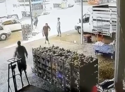 Rüzgarın uçurduğu şemsiyeyi tutmak isterken yaralandı
