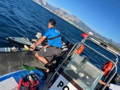 R&uuml;zgarla 2 mil a&ccedil;ığa s&uuml;r&uuml;klenen 38 SUP&rsquo;cuyu deniz polisi kurtardı
