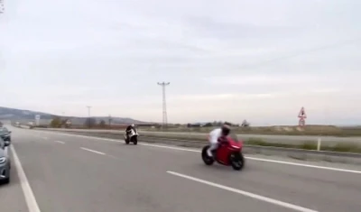 Saatte 200 kilometre hızı geçen motosikletlerin caddede yaptığı yarış korkuttu
