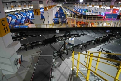 Saatte 25 bin kargo, insan eli değmeden bir ara&ccedil;tan diğerine y&uuml;kleniyor
