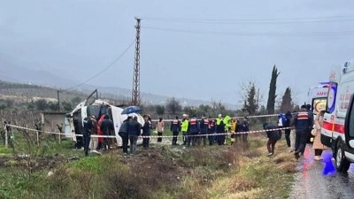 Sabah saatlerinden facia! Sağlık personellerini taşıyan servis &uuml;z&uuml;m bağına u&ccedil;tu: 25 yaralı