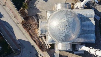 Sabah y&uuml;r&uuml;y&uuml;ş&uuml;nde yolun kaydığını farkeden yaşlı kadın 31 &ouml;ğrencinin hayatını kurtardı