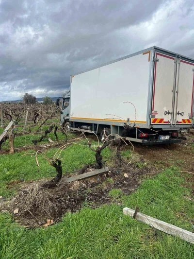 Sabıkalı yolda kamyon &uuml;z&uuml;m bağına girdi
