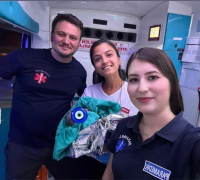 Sabırsız minik, d&uuml;nyaya g&ouml;zlerini ambulansta a&ccedil;tı
