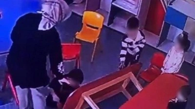 Sabitlenmeyen masa felaket getirdi: K&uuml;&ccedil;&uuml;k &ccedil;ocuğun parmakları masanın altında ezildi