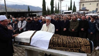 Sa&ccedil; ekimi i&ccedil;in gittiği estetik merkezinde fenalaşarak hayatını kaybeden şahıs son yolculuğuna uğurlandı
