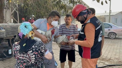 Saçaklı köyünde evi ve damı yanan kadının dumandan etkilenen tavuklarının yardımına ekipler ve gönüllüler koştu
