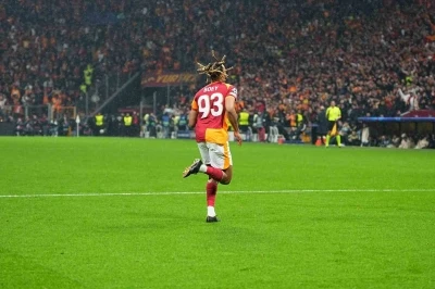 Sacha Boey ilk gol&uuml;n&uuml; attı
