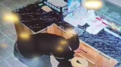 Sadaka kutusu ve nakit para çalan şahıslar kameraya yakalandı
