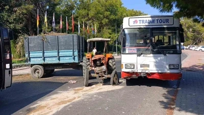 Safari için yolcu toplayan otobüs ile otelden çıkan traktör çarpıştı: 1’i turist 2 yaralı
