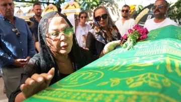 Safiye Soyman oğlunu g&ouml;zyaşları i&ccedil;erisinde son yolculuğuna uğurladı
