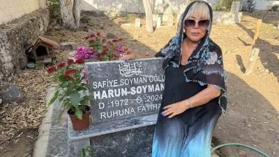 Safiye Soyman oğlunun kabrini ziyaret etti: "Y&uuml;z&uuml;m g&uuml;l&uuml;yor ama i&ccedil;im yanıyor"
