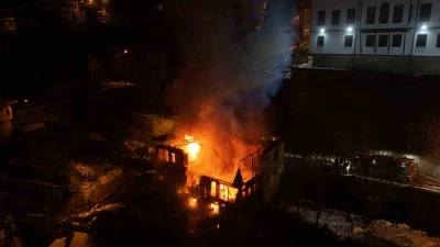 Safranbolu&rsquo;da 200 yılık tarihi konak alevlere teslim oldu
