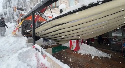 Safranbolu&rsquo;da kar nedeniyle &ccedil;atı ve tenteneler &ccedil;&ouml;kt&uuml;
