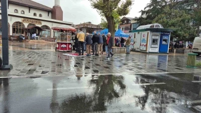 Sağanak altında cuma namazı
