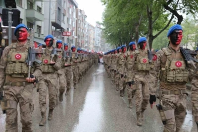 Sağanak altında gen&ccedil;lik y&uuml;r&uuml;y&uuml;ş&uuml;
