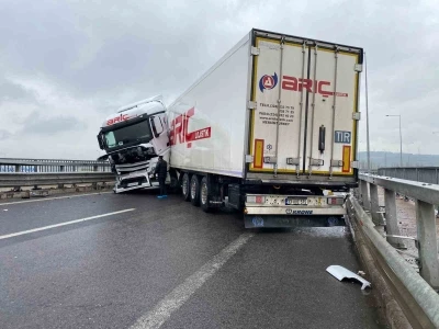 Sağanak beraberinde kazayı getirdi: Kuzey Marmara Otoyolu&rsquo;nda tır makasladı
